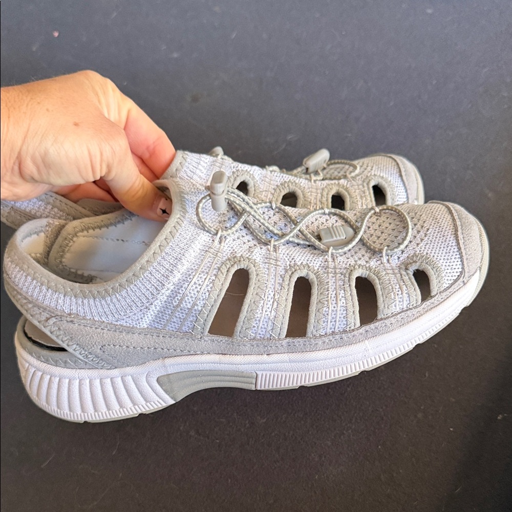 Women’s light grey orthofeet